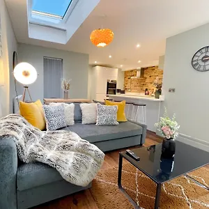  Holiday home Stunning Seaside 2-bedroom Townhouse With Patio, Sleeps 6
